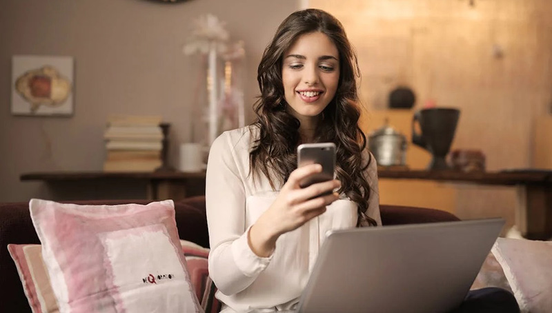 Дівчина з мобільним